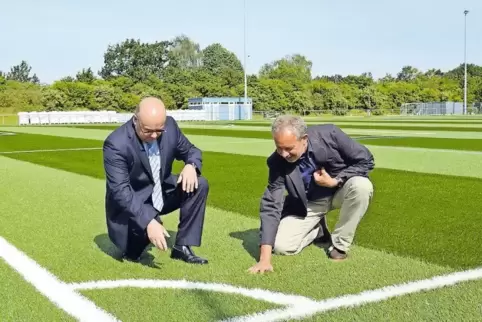 Vor zwei Jahren: Baudezernent Michael Schieler (links) und Gartenamtsleiter André Jankwitz begutachten den neuen Hybridrasen.