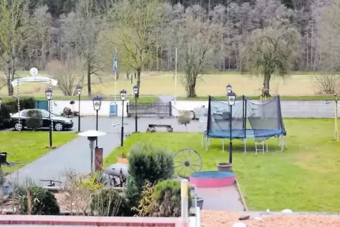Die im Hintergrund zu sehende Mauer am Biergarten des Restaurants „Zur Post“ hatte den Rechtsstreit ins Rollen gebracht.