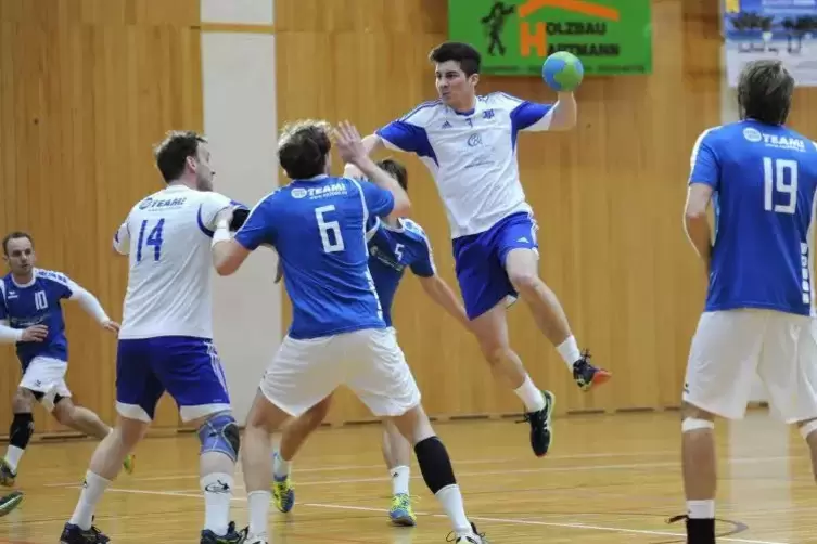Beim Handball geht es zur Sache. Das weiß auch Florian Rech vom TSV Iggelheim (am Ball). Im letzten Saisonspiel steht nun aber d
