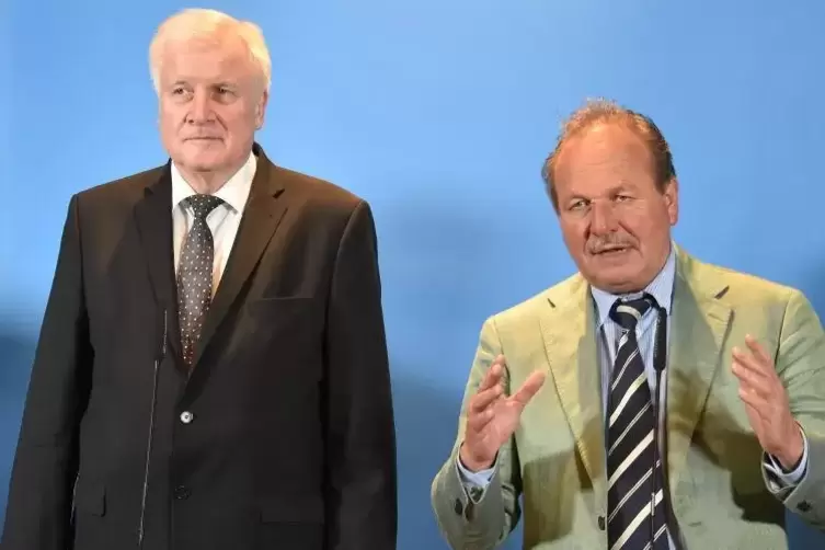 Bundesinnenminister Horst Seehofer (CSU) und Frank Bsirske, Verdi-Vorsitzender (rechts), haben in der Nacht die Ergebnisse der E