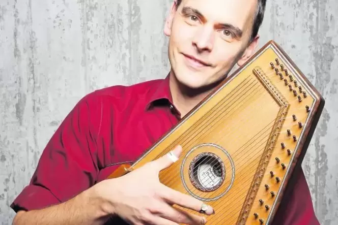 Mit seiner Autoharp kommt Alexandre Zindel nach Vinningen. Mit seiner Autoharp kommt Alexandre Zindel nach Vinningen.