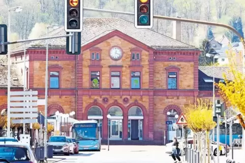 Das 1872 errichtete Bahnhofsgebäude in Zweibrücken zählt zu den markantesten Bauwerken der Stadt.