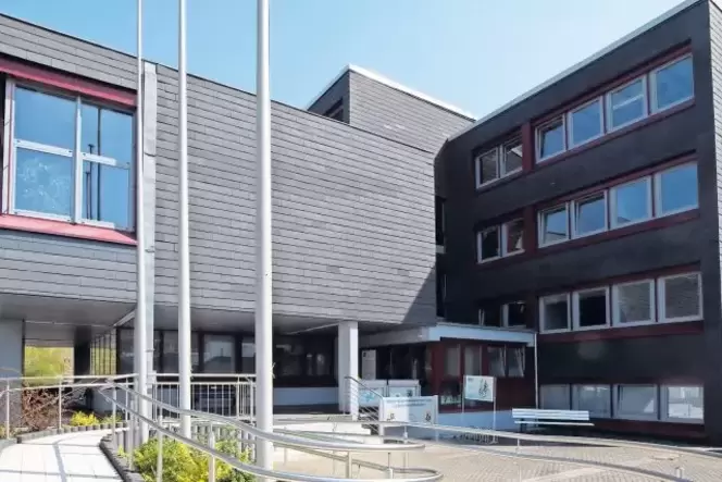 Prägende Gestaltungsmerkmale der Fassade am Lauterecker Verwaltungsgebäude, wie die 45 Grad nach unten verlaufenden Fensterbänke
