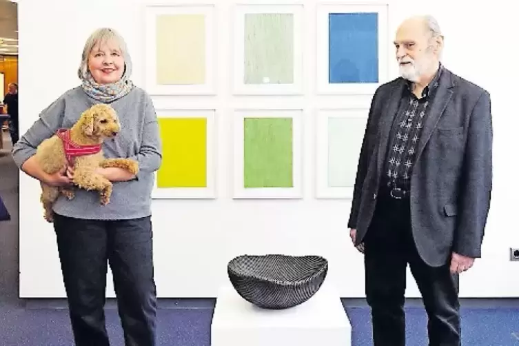 Künstlerduo mit Hund: Christiane Conrad und Friedrich Weschmitt in ihrer Ausstellung in der Kundenhalle der Volksbank.