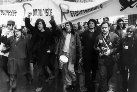 Demonstration in Berlin gegen den Vietnamkrieg im Februar 1968: In vorderster Reihe marschieren Studentenführer Rudi Dutschke (M