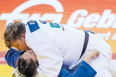 Olympische Spiele geben Motivation: Jasmin Külbs muss aktuell aufgrund einer Schulterverletzung (unten) pausieren. In Rio schied
