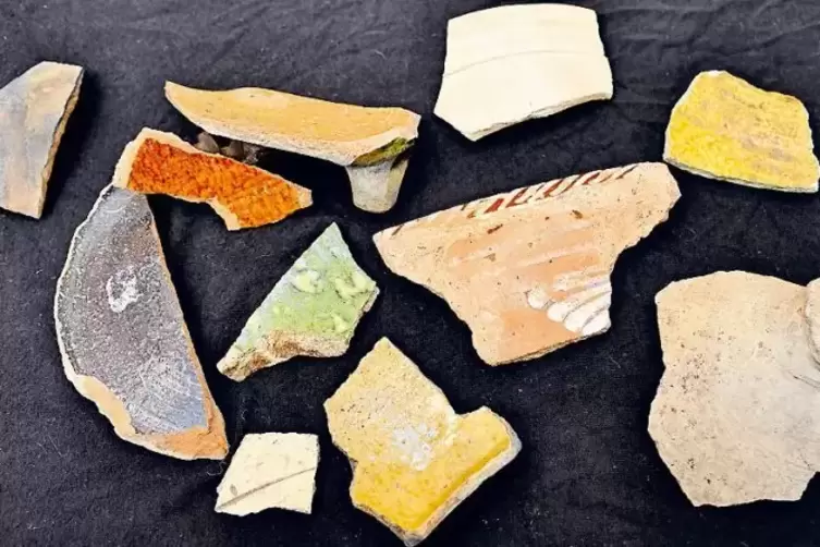 Die Stücke stammen wahrscheinlich von in früherer Zeit verwendetem Essgeschirr, vermuten die Wissenschaftler.