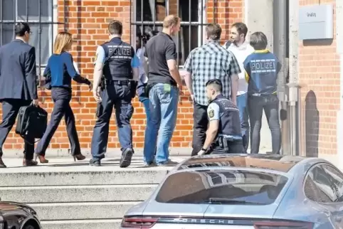 An den Durchsuchungen in Stuttgart (Foto) und Ingolstadt waren 33 Staatsanwälte und 160 Polizisten beteiligt.