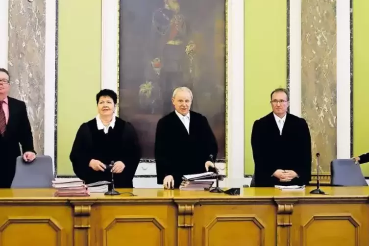 Der Vorsitzende Richter Jörg Bork (Mitte) wollte gestern mittels Zeugenaussagen den Charakter des Angeklagten ergründen.