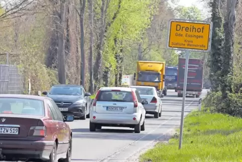 Wegen der Sperrung der B 272 ist auf manchen Strecken bereits mittags viel Verkehr – etwa beim Dreihof.