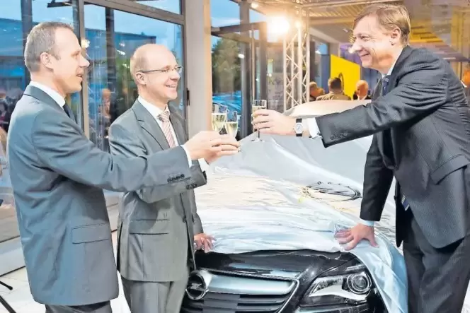 Die Händler und der Vertreter des Herstellers: Peter Hübner und sein Bruder Claus (links) stoßen mit Matthias Seidl, Opel-Vertri