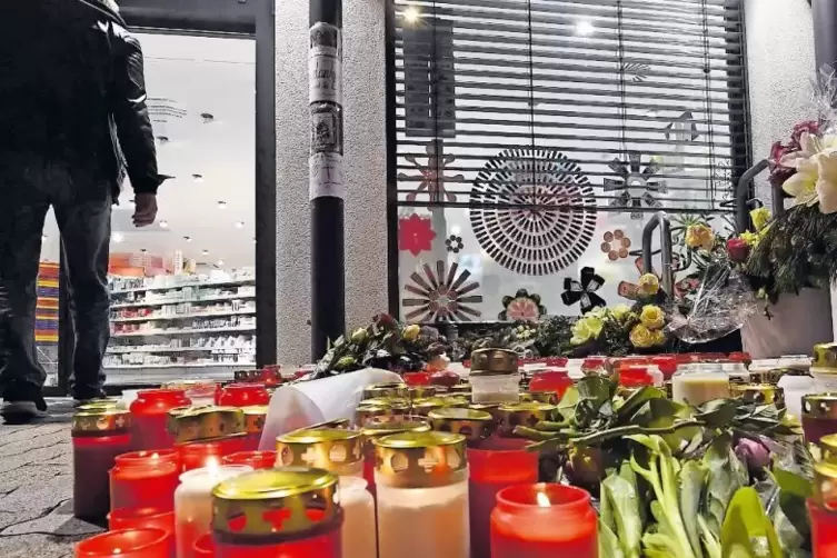 Zeichen der Trauer vor dem Tatort: ein Drogeriemarkt in Kandel.