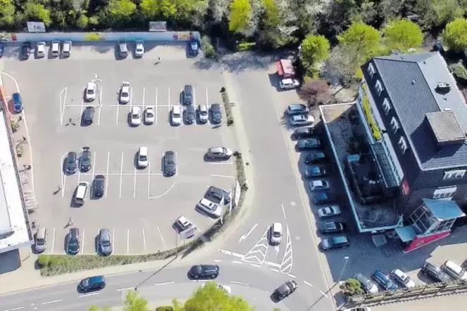 Die Bank-Filiale befindet sich im Erdgeschoss eines Hotels (rechts). Der Zugriff der Polizei erfolgte mit Unterstützung eines Hu