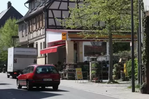 Vor diesem Blumenladen in Ingenheim gab es großes Kuddelmuddel.  Foto: van 