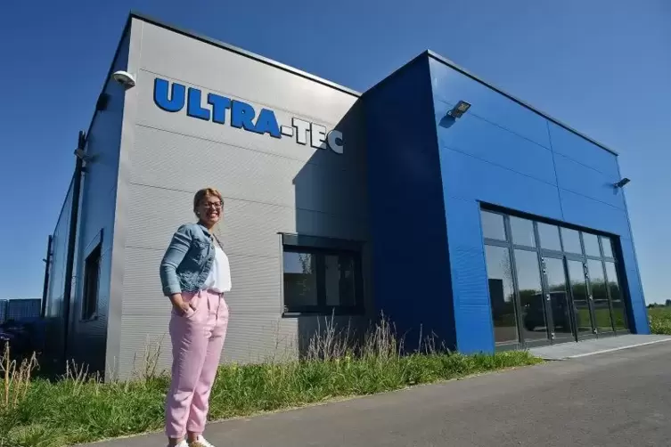 Laura Schneider vor dem neuen Ultra Tec-Gebäude. Foto: SEEBALD 