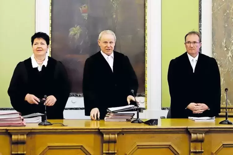 Zurückhaltend, höflich, hilfsbereit, böse: Der Vorsitzende Richter Jörg Bork (Mitte) wollte mittels Zeugenaussagen den Charakter