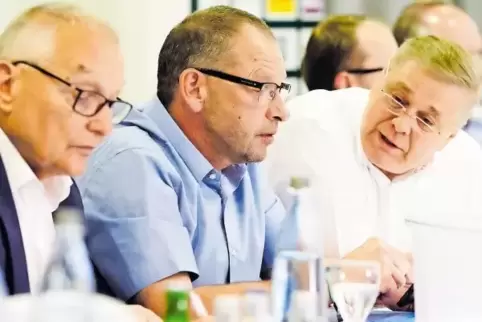 Jahreshauptversammlung. Von links Aufsichtsratschef Dieter Knicker, Finanzvorstand Franz-Holger Woitowitz und Vorsitzender Herbe