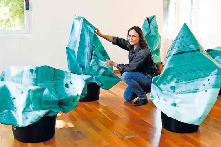 Ihre eigens für das Kunsthaus gefertigten Installationen sind begehbar: Franziska Hünig inmitten ihrer Gruppe seegrüner, volumin