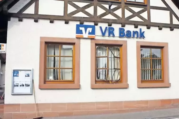 Am 30. August haben Bankräuber einen Geldautomaten in der VR-Bank-Filiale in Steinfeld gesprengt. Beute machten sie nicht. Autom