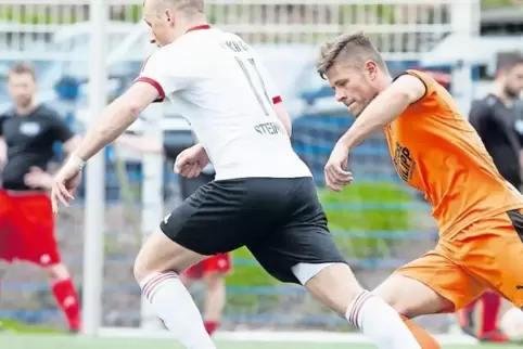 SVN-Außenverteidiger Daniel Holzhauser (orangefarbenes Trikot) hatte gegen Steinwendens schnellen Flügelspieler Florian Bicking 