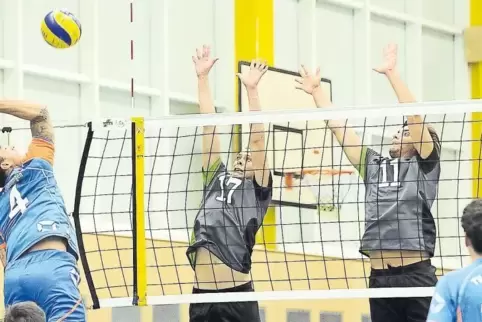 Berufsbedingt können etliche SVK-Volleyballer (hier im Block von links Michael Hoffmann und Andre Noll gegen den TV Saarwellinge