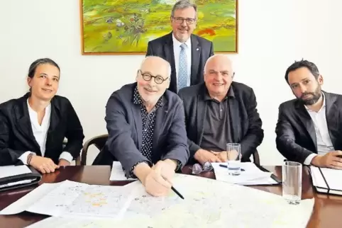 Nach einem Gespräch mit Oberbürgermeister Hansjörg Eger (hinten) ging es für (unten, von links) Edda Kurz, Dietrich Gekeler, Ger