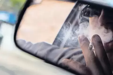 Raucher erweisen sich als hochgradig ignorant und rücksichtslos, wenn sie Zigarettenkippen aus dem Auto werfen. Ist ihr Aschenbe