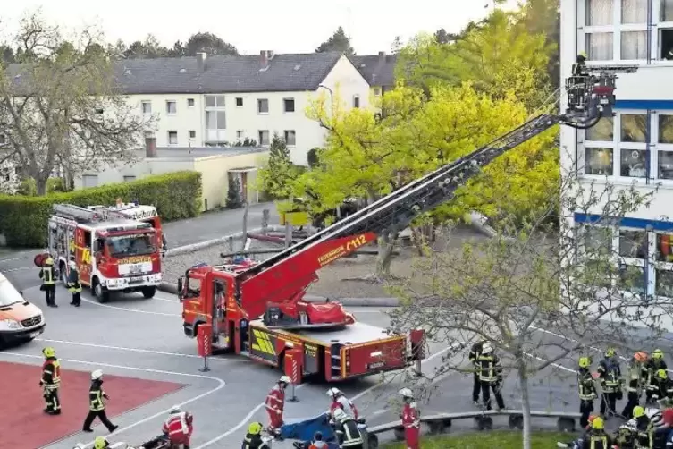 Mit großem Aufgebot im Einsatz: Feuerwehr und Johanniter an der Grundschule.