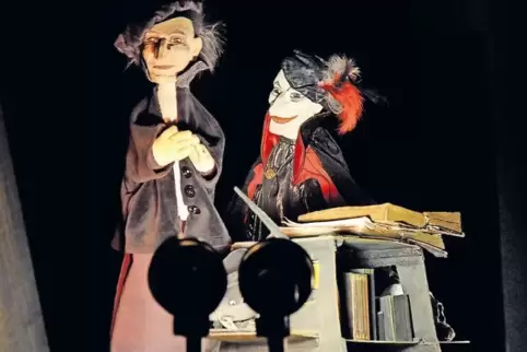 Die Versuchung des Gelehrten: Das Stück um Dr. Faust und Mephistopheles haben die Koblenzer Puppenspiele auf die Bühne gebracht.