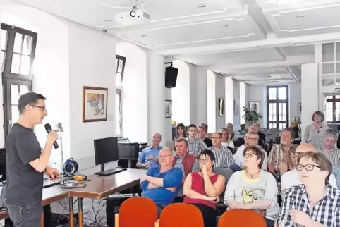 Das erste Plenum mit Planer Frank Pflüger (links) aus Aachen.