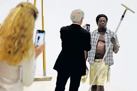 Die Macht der Bilder: Ein Fotograf fotografiert eine Fotografierende, die einen Fotografen fotografiert, der auf der Art Cologne