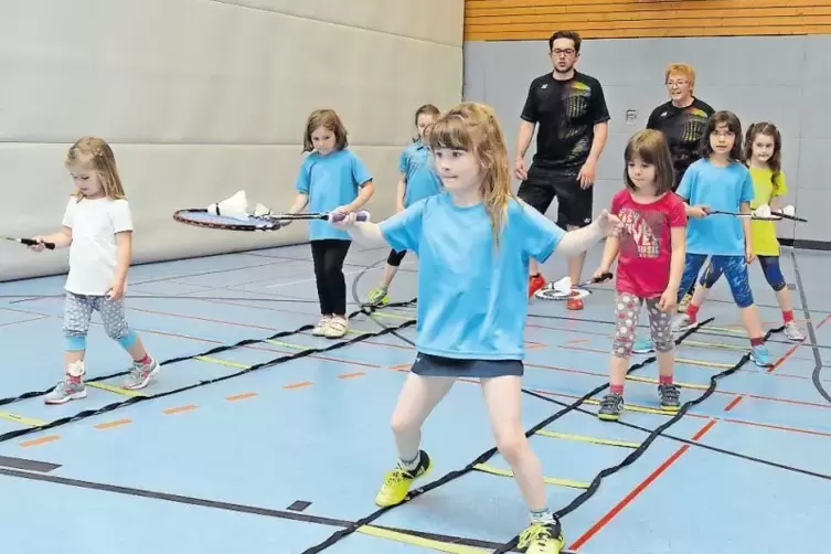 Volle Konzentration: Unter den Augen von Renate Philippi und Julius Holz trainieren die kleinen Badmintonspieler der TSG Grünsta