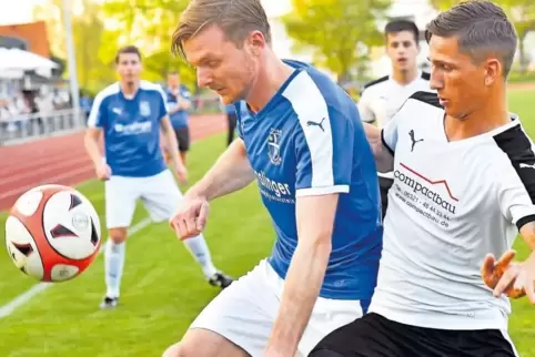 Der Deidesheimer Nicolai Enzenauer (links) und der Neustadter Peter Ilarghy kämpfen um den Ball.