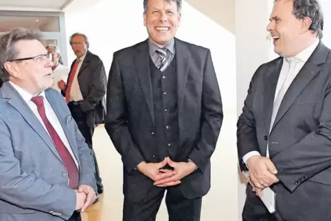Von links: der ehemalige Rektor Karlheinz König, der „neue“ Schulleiter Jörg Engel und Frank Bommer von der ADD.