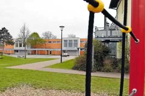 Auf dem Gelände der Karl-Wendel-Schule soll das öffentliche Spielgelände mit einem Zaun abgeteilt werden. Das wünscht sich der R