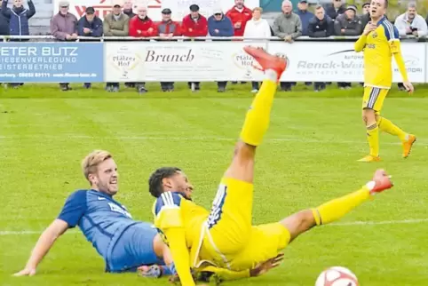 Fehlt heute: Georg Ester (links), im Spiel gegen Pirmasens.