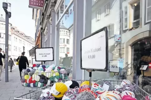 Zu Schnäppchenpreisen gibt es Wolle bei Rödel.