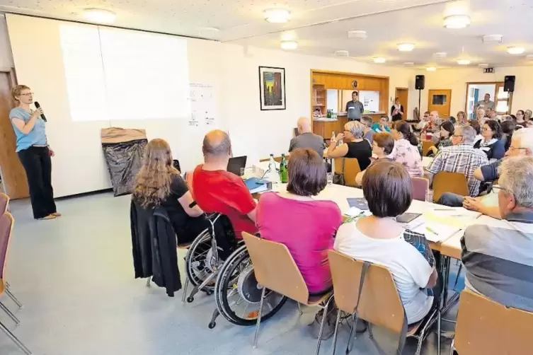 In vier Gruppen diskutierten rund 50 Bürger beim Beteiligungsworkshop „Unsere Kommune für alle – altersgerecht, barrierefrei und