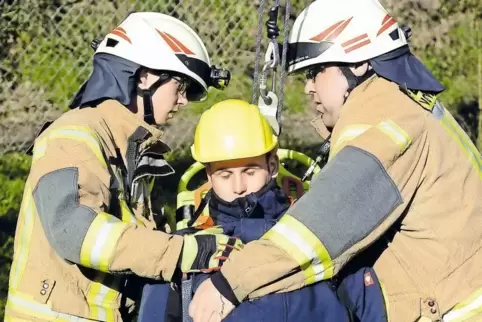 Den Ernstfall geprobt haben Mitarbeiter des Kanalwerks und Feuerwehrleute in der Gruppenkläranlage der Verbandsgemeinde Winnweil
