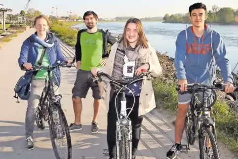 Am Rhein (von links): die Begleiter Friederike Schwemer und Pyrvan Becker mit den Teilnehmern Celine Lagatie und Marcos Guerra-C