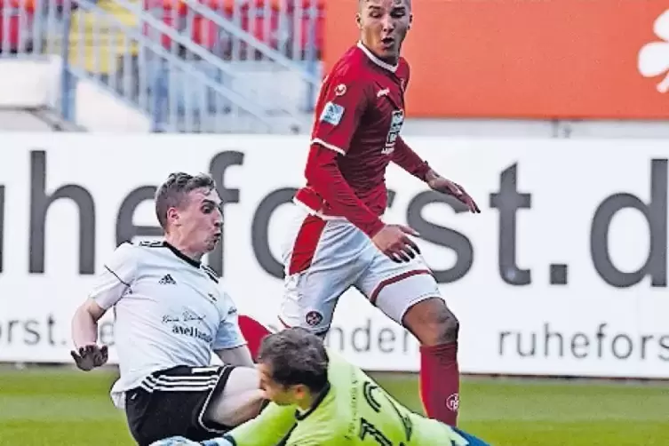Das Bild zeigt das Foul an FCK-Keeper Matheo Raab (im grünen Trikot) im Hinspiel gegen Saar 05 Saarbrücken.