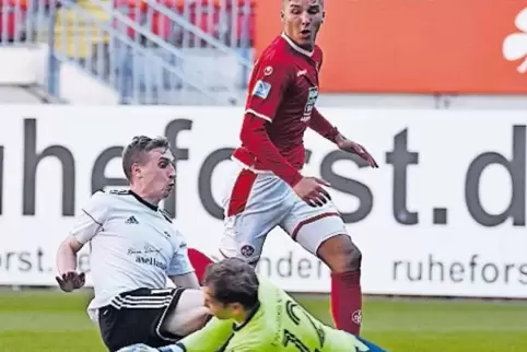 Das Bild zeigt das Foul an FCK-Keeper Matheo Raab (im grünen Trikot) im Hinspiel gegen Saar 05 Saarbrücken.