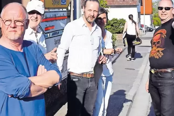 Dorfrundgang Verkehr mit Planer Michael Baier (Mitte).