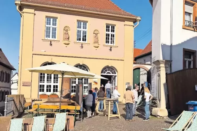 &Ouml;ffentlich gearbeitet wird auch heute noch vor und im Alten Rathaus.