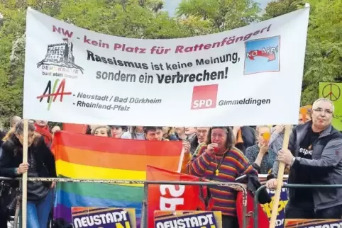 Rückblick: Im Oktober 2016 protestierten SPD-Anhänger gegen die Veranstaltung der AfD im Hambacher Schloss mit der damaligen AfD