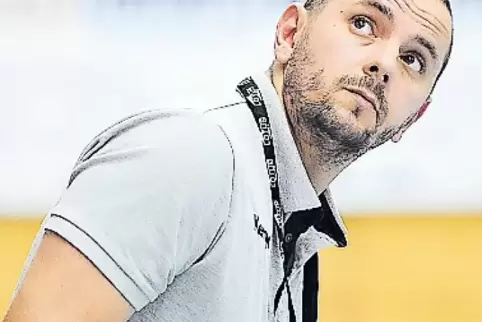 Wie steht’s? VTZ-Coach Danijel Grgic schaut mal auf der Anzeigetafel nach.