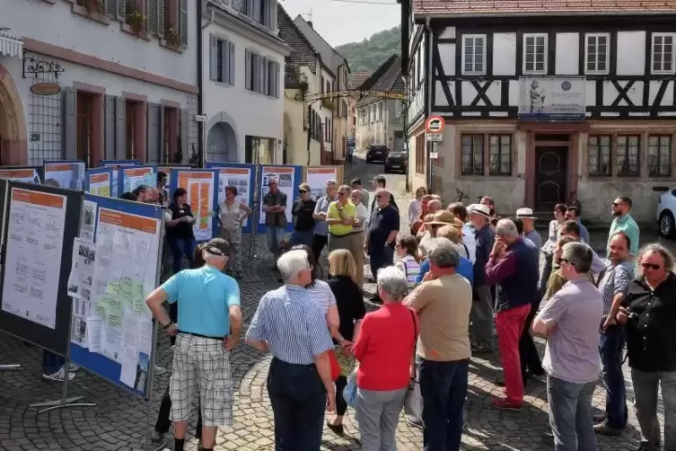 Am Samstagnachmittag wurde am Alten Hambacher Rathaus zum letzen Mal bei „Hambach live“ diskutiert. Foto: Mehn 
