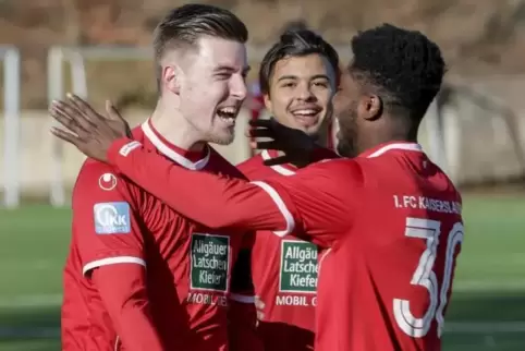 FCK-Profi Manfred Osei Kwadwo (rechts) schloss einen schnellen Angriff nach Querpass von Christian Kühlwetter (links) zum 1:0 ab