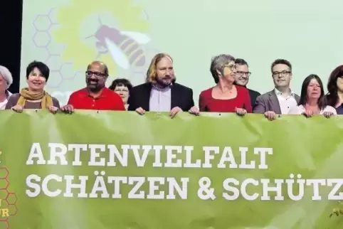 Die politischen Spitzen von Bündnis 90/Die Grünen in Rheinland-Pfalz halten beim Landesparteitag mit dem Vorsitzenden der Bundes