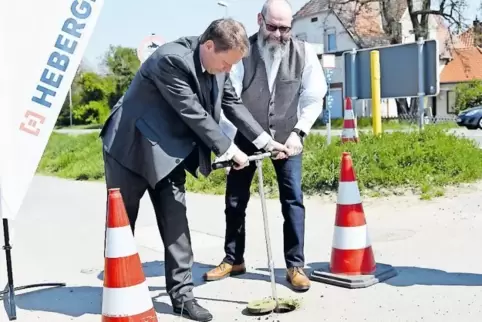 Aufgedreht: Oberbürgermeister Martin Hebich und Beigeordneter Stefan Butsch öffnen den Schieber der neuen Trinkwasserleitung.